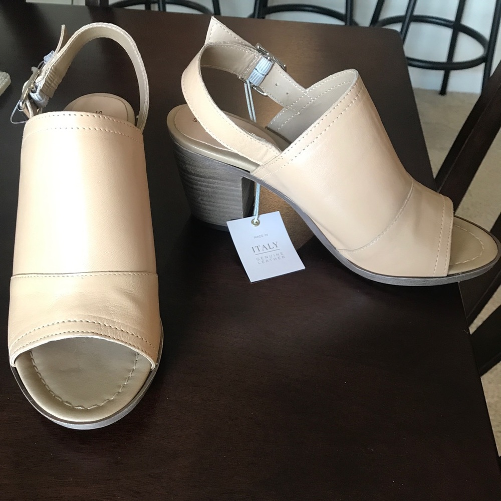 Beautiful tan open toe leather sandals. Size 7.5